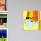 Quatro trabalhos de pintura com natureza morta expostos em parede de galeria