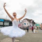Bailarina com figurino clássico faz passo de dança em praça onde será instalada estátua