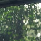 Gotas de chuva em beiral de telhado de casa