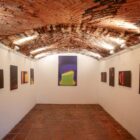 Espaço com exposição de fotografias ampliadas
