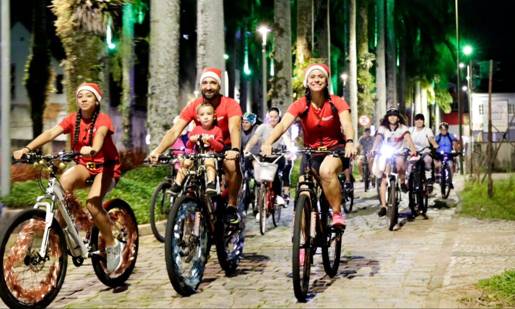 Movimenta Bike de Natal contagia ruas do Centro de Joinville e elege bicicletas mais decoradas