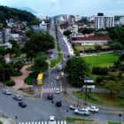 Imagem aérea de avenidas com carros e ônibus transitando
