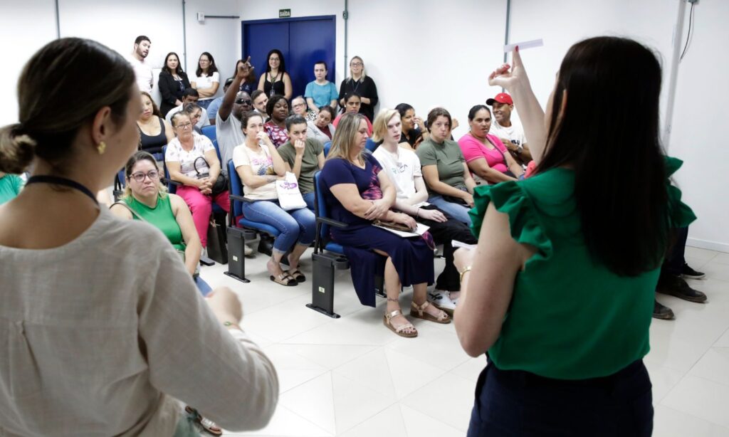 Famílias contempladas pelo Conjunto Habitacional Cubatão II participam de sorteio para escolha das casas