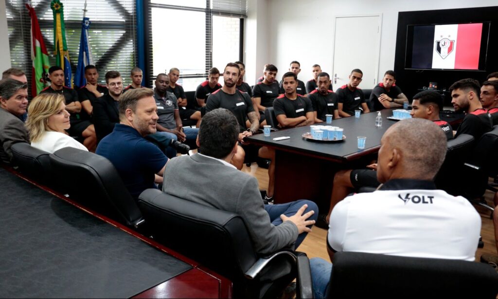 Prefeito Adriano Silva recebe elenco do JEC na Prefeitura de Joinville