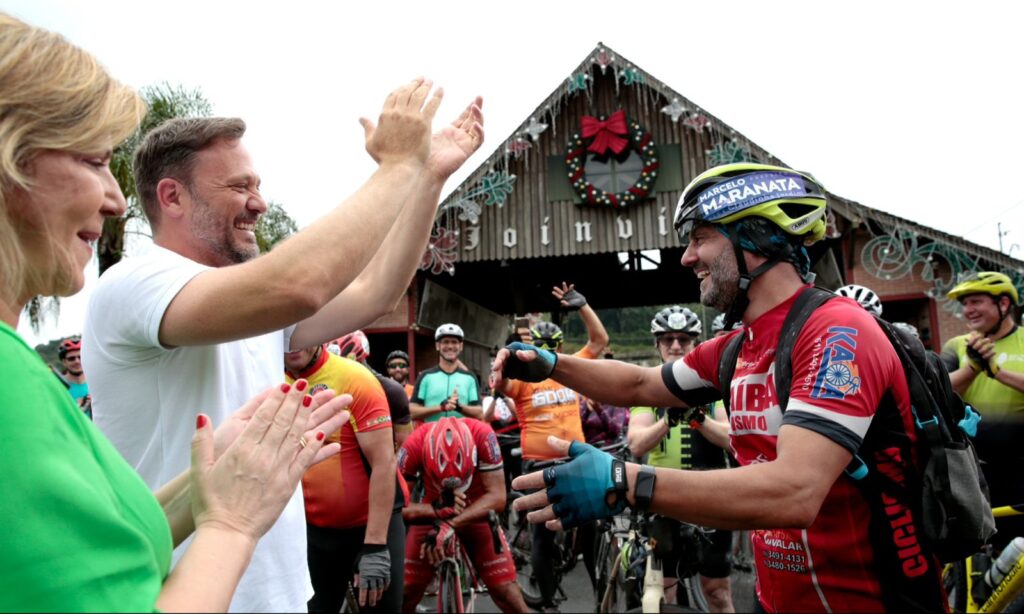 Joinville recebe prefeito de Guaíba, que viajou 700 quilômetros de bicicleta para agradecer apoio recebido na enchente de 2024
