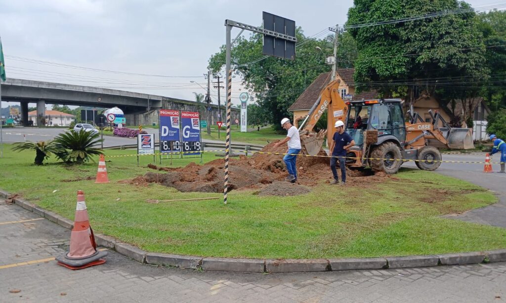 Águas de Joinville trabalha em manutenção no Rio Bonito