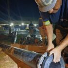 Técnico trabalha em tubulação
