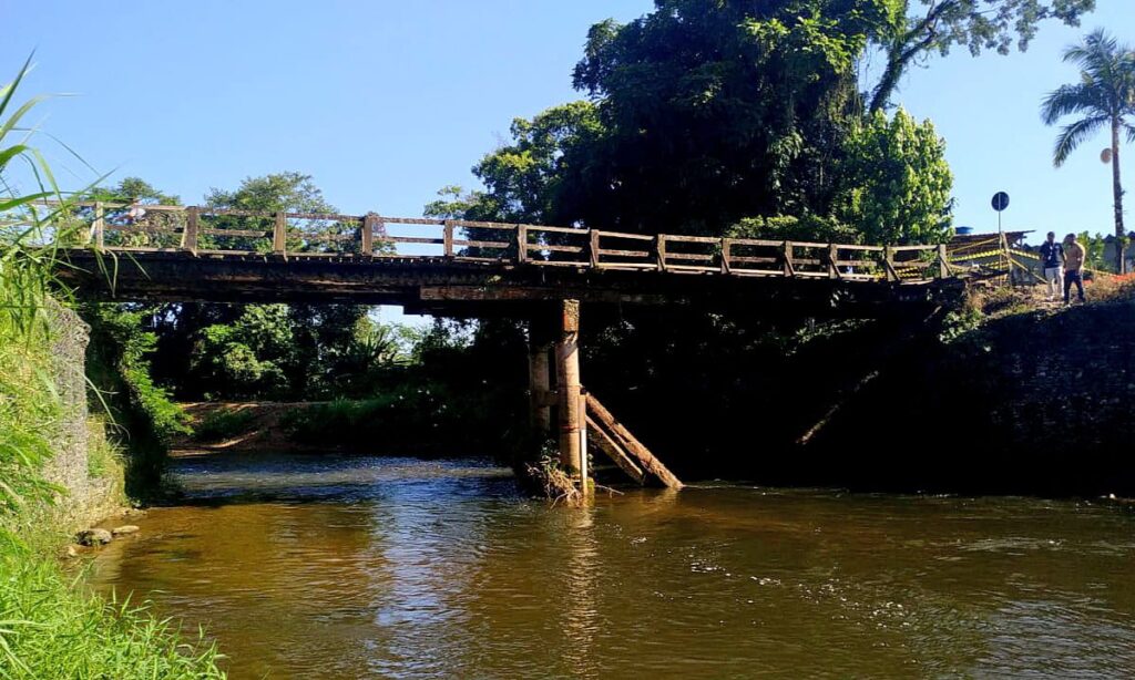 Ponte Afonso Altrak, na Estrada Blumenau, é interditada