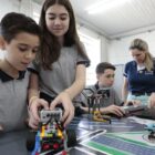 Alunos com kits de robótica