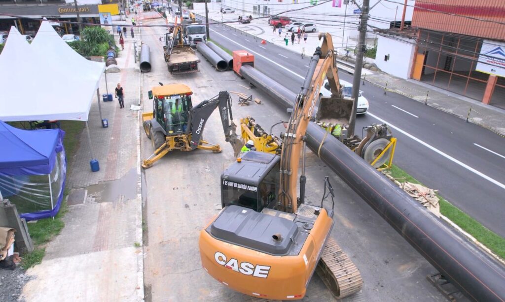 Águas de Joinville finaliza travessia de rede de esgoto na avenida Procópio Gomes