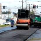 Via sendo pavimentada