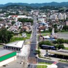 Imagem aérea de ruas onde o binário será implantada, há carros trafegando, casas e prédios comerciais
