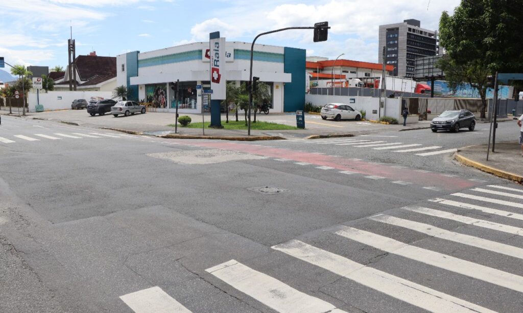 Rede de esgoto na Rua Max Colin passa por melhorias durante a noite e madrugada de segunda a quinta-feira