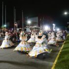 Desfile de ala das baianas em Carnaval de rua em Joinville