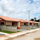 Casas pré-fabricadas coloridas uma do lado da outra