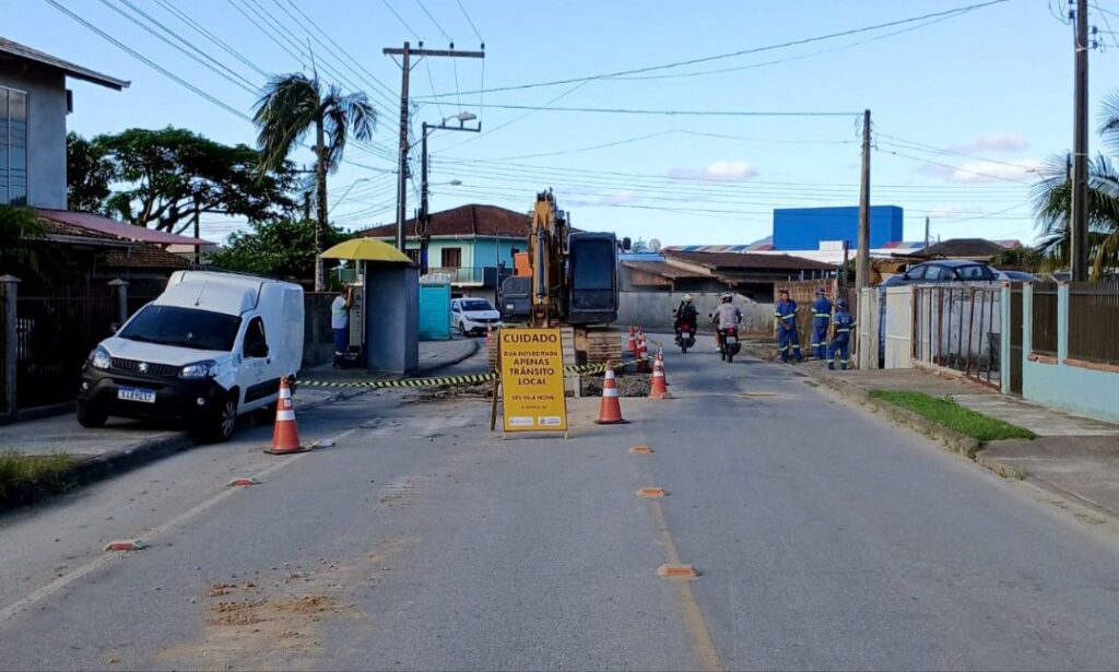 Companhia Águas de Joinville realiza expansão de rede de esgoto no bairro Vila Cubatão