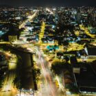 Imagem aérea noturna de Joinville com ruas, avenidas, comércio e carros