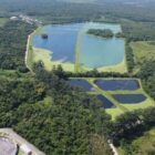 Imagem aérea de área verde com lagoas de estabilização