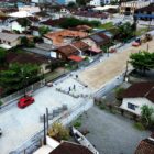 Imagem aérea de rua que recebe pavimentação