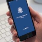 Pessoa segura celular que está com app aberto da Carteira de Trabalho Digital