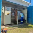Homem uniformizado trabalha em equipamento no sistema de bombeamento de água
