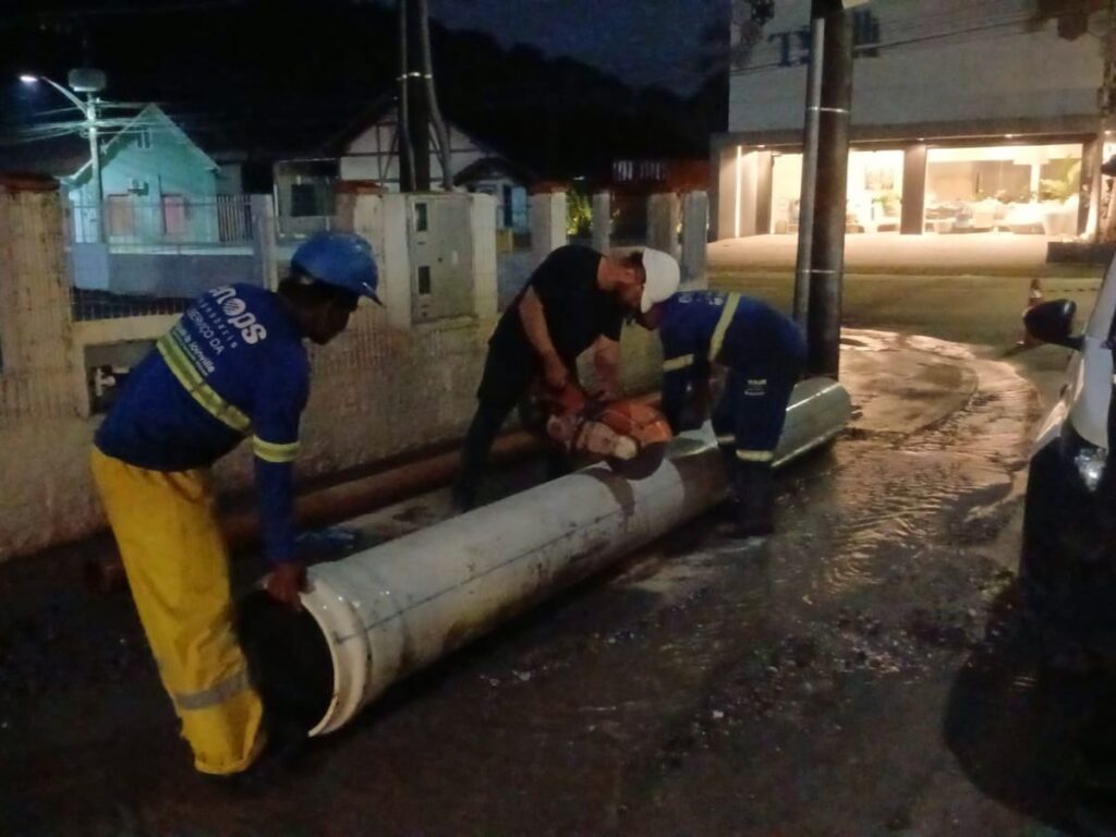 Águas de Joinville trabalha em manutenção emergencial no bairro Glória