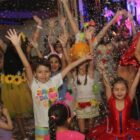Crianças fantasiadas brincam em baile de Carnaval