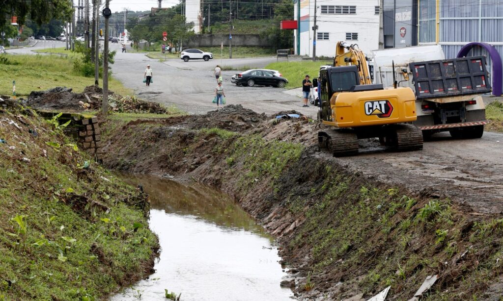 Equipes da Prefeitura trabalham na região Norte de Joinville após a chuva e Defesa Civil alerta para possibilidade de novos temporais