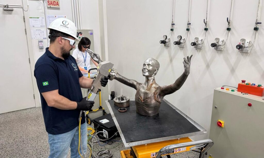 Monumento instalado na Praça Bailarina Liselott Trinks recebe manutenção programada
