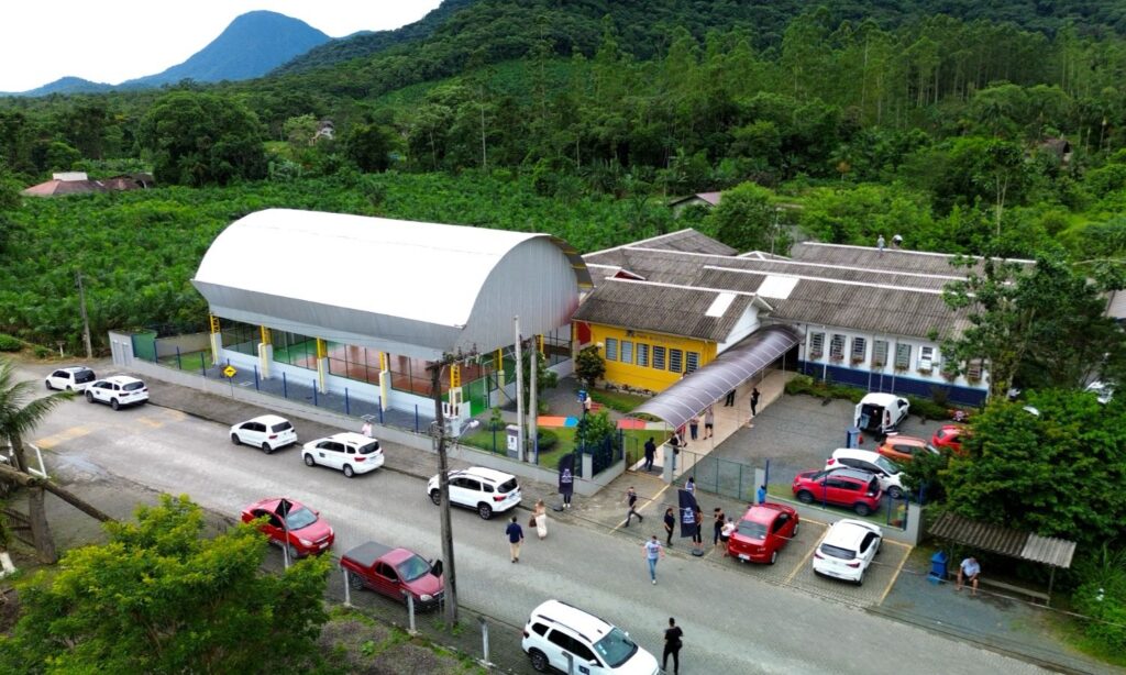 Prefeitura de Joinville inaugura quadra coberta na Escola Municipal Honório Saldo no primeiro dia após as férias escolares