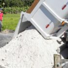 Caminhão descarrega material em propriedade rural