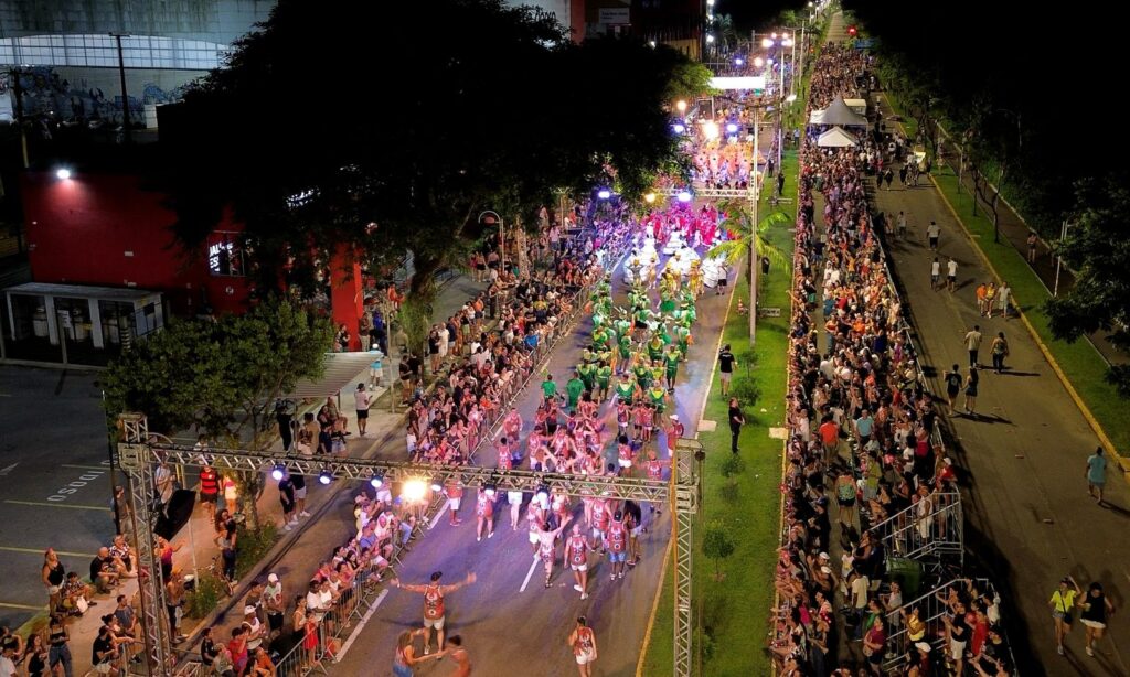 Escolas de Samba animam público que lotou a avenida Beira Rio para prestigiar Carnaval de Joinville