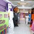 Sete bonecos gigantes do Carnaval enfileirados