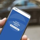 Pessoa segura celular, na tela está portal do cadastro único