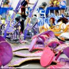 Detalhes de fantasias de Carnaval coloridas