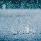Imagem de pingos de chuva caindo no chão