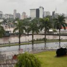 Imagem do rio Cachoeira cheio, nas avenidas laterais carros trafegam