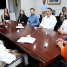Vice-prefeita, secretário e técnicos do Ministério da Saúde reunidos em gabinete, sentados em volta de uma mesa, conversarm