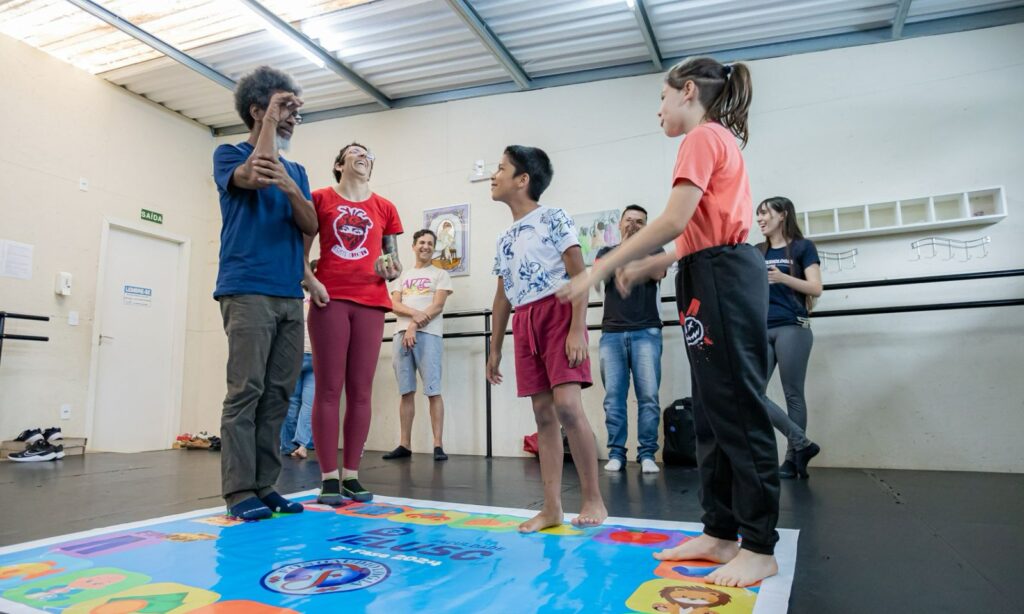 Inscrições abertas para aulas de teatro gratuitas para usuários do SUS, em parceria com a Prefeitura