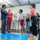 Mulher e homem dão aula de teatro para crianças
