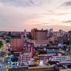 Imagem aérea de Joinville, com avenidas, carros, prédios e casas