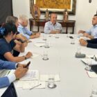 Governador, prefeitos e outras autoridades reunidos em volta de uma mesa