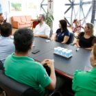 Pessoas em reunião, em volta de uma mesa