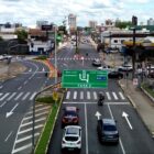 Imagem aérea de duas avenidas, com três pistas cada, carros trafegando