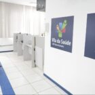 Duas mulheres esperam para serem atendidas sentadas em recepção de Unidade Básica de Saúde da Família