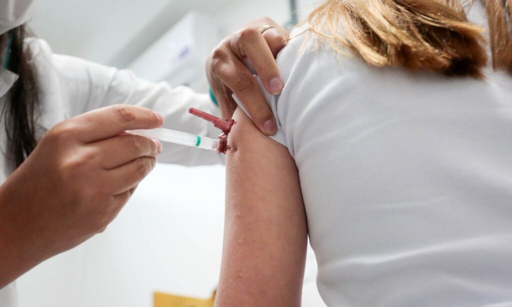 Joinville amplia vacinação contra a dengue para adolescentes de 15 e 16 anos