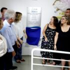 Pessoas descerram uma placa de inauguração