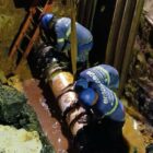 Técnicos trabalham em reparo