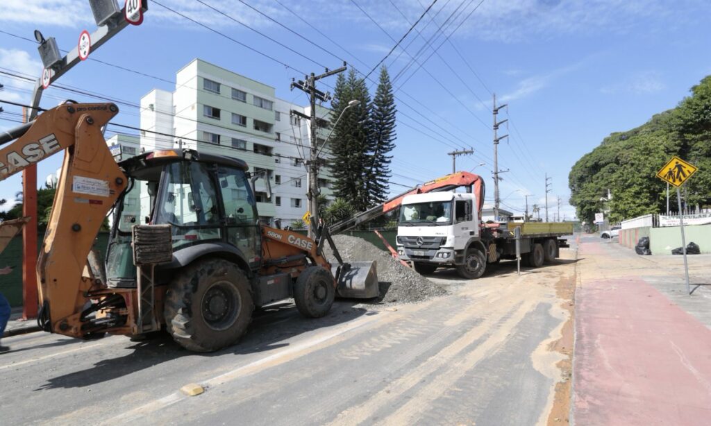 Águas de Joinville conclui reparo de vazamento na rua Helmuth Fallgatter e equipes permanecem trabalhando no local