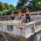 Técnicos de capacete vistoriam local da obra da Ponte Joinville